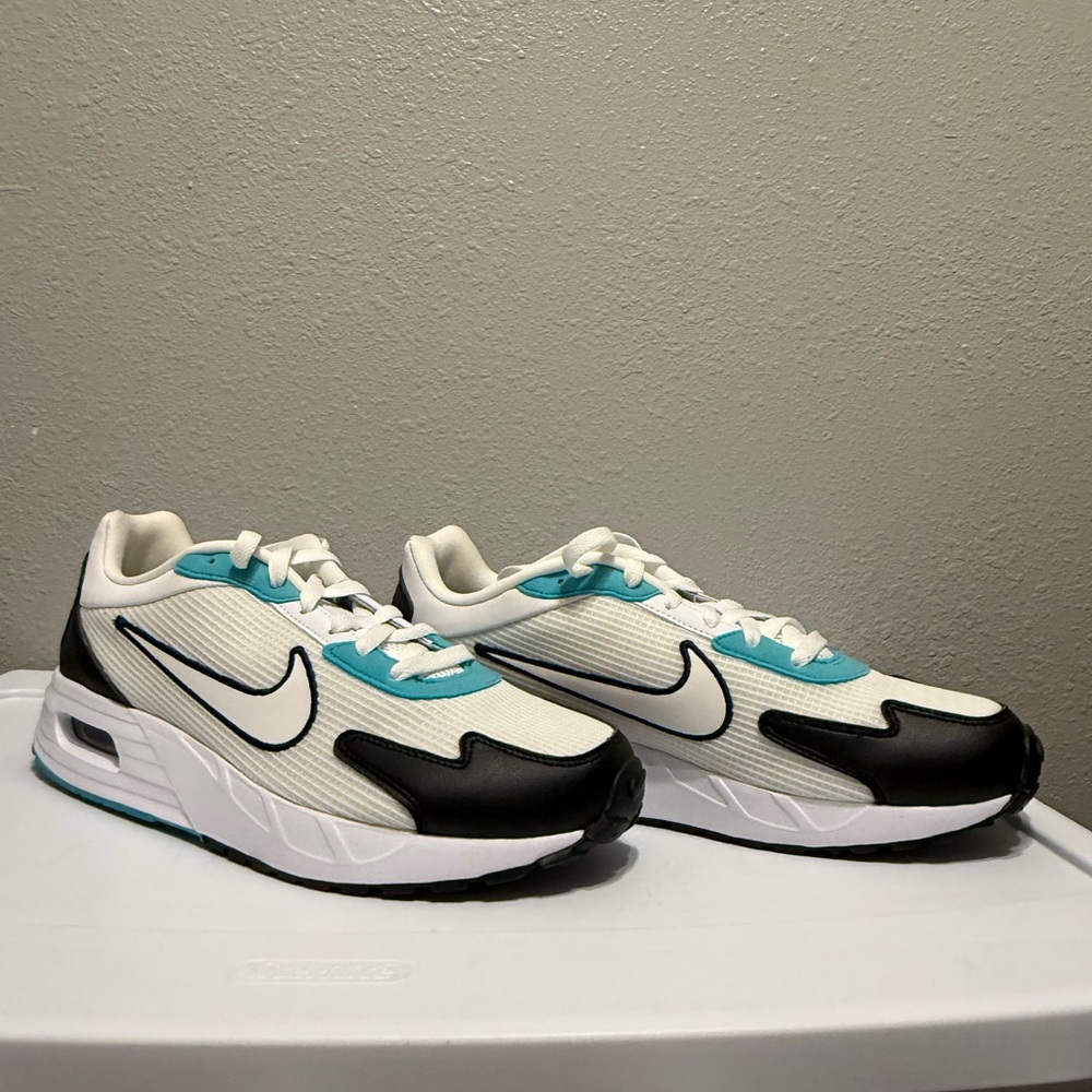 Nike White, Black & Teal Retro Running Sneakers